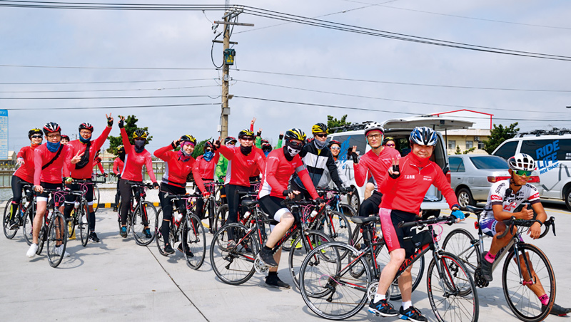 王品集團長年舉辦「鐵騎貫寶島」活動，由董事長陳正輝帶隊（右2），從台灣頭騎到台灣尾。